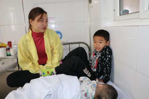Xót thương mẹ đơn thân gồng gánh nuôi gia đình 5 người bệnh tật