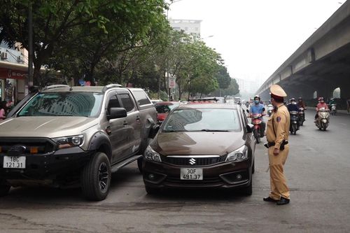 Cảnh sát gọi điện xử phạt hàng loạt chủ xe lấn chiếm lòng đường