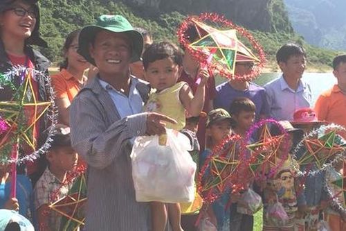 Hành trình thiện nguyện của người đàn ông tật nguyền và chuyện tình đẹp như mơ khiến ai biết cũng ngưỡng mộ