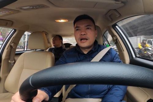 Tài xế dịch vụ lái xe hộ, đưa người đã uống bia, rượu về nhà kể chuyện bi hài