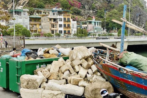 Huy động hàng chục tàu, xuồng thu gom phao xốp trên vịnh Hạ Long