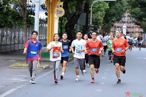 Hơn 1.300 người tham gia Giải chạy bộ 'Bước chân xanh' hưởng ứng Giờ Trái đất