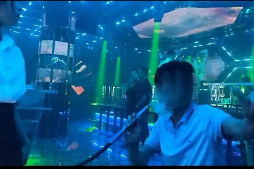 Những tụ điểm 'ăn chơi' hành dân, dẹp được không? (Kỳ 2: Trào lưu 'khát' shisha, bóng cười của giới trẻ)