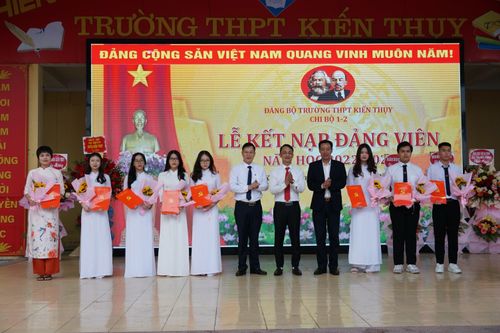 8 học sinh Trường THPT Kiến Thụy được kết nạp Đảng