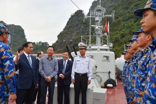 Bộ trưởng Ngoại giao Bùi Thanh Sơn thăm một số đơn vị phòng không, hải quân và biên phòng tỉnh Quảng Ninh