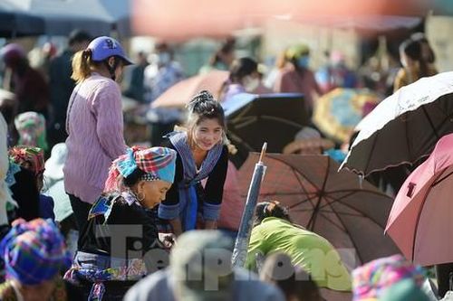 Rực rỡ sắc màu chợ phiên San Thàng