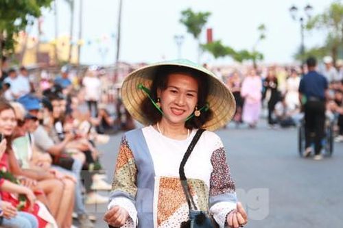 Áo dài bằng vải vụn do người mẫu khuyết tật trình diễn hưởng ứng Giờ Trái đất 2023 ở Hội An