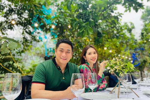 Minh Tiệp hạnh phúc bên vợ kém 13 tuổi, Trọng Tấn cực hài bên bà xã