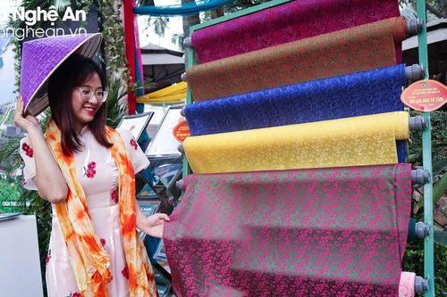 Hàng trăm sản vật vùng miền 'góp mặt' tại triển lãm thương mại ở Thành phố Vinh