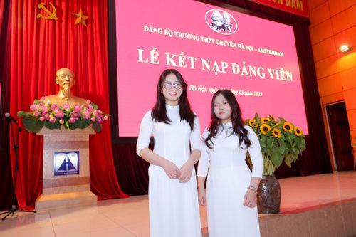 Ngày đặc biệt của hai tân đảng viên lớp 12 trường Amsterdam