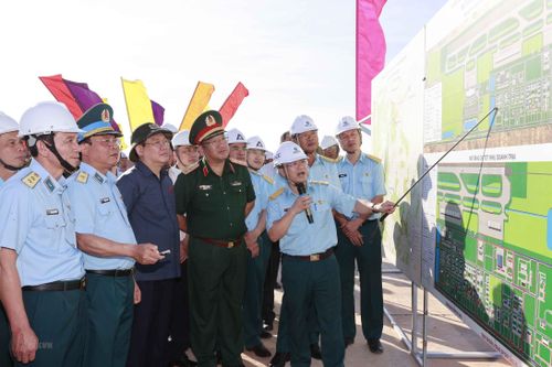 Chủ tịch Quốc hội thăm chiến sỹ thi công Sân bay quân sự Phan Thiết