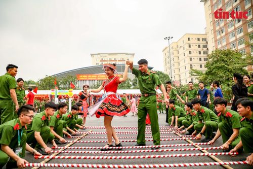 Sôi nổi hội trại 'Tiếp lửa truyền thống' của Đoàn Thanh niên Học viện CSND