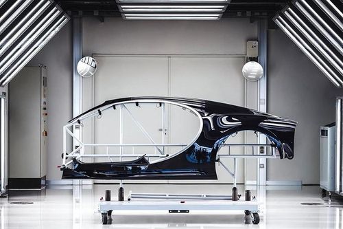 Bugatti tiết lộ thời gian sơn thủ công một chiếc xe triệu đô của mình