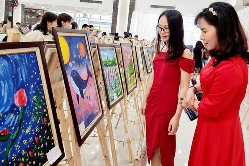 Lương Giang mở triển lãm tranh cho học sinh tự kỷ
