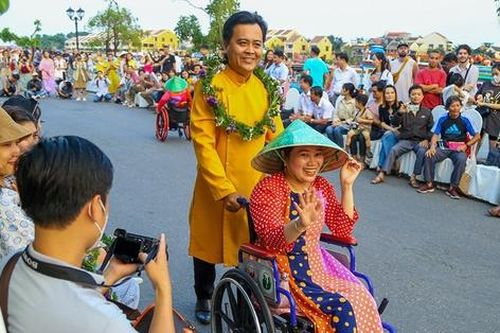 Show áo dài bằng vải vụn do người mẫu khuyết tật trình diễn hưởng ứng Giờ Trái đất tại Hội An