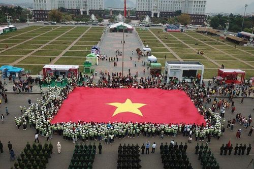 Rực rỡ Lễ thượng cờ Tổ quốc tại Tiền Phong Marathon 2023