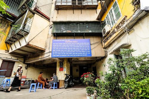 Hà Nội: Chung cư có nguy cơ sập đổ bị rào tôn, 21 hộ dân vẫn quyết bám trụ