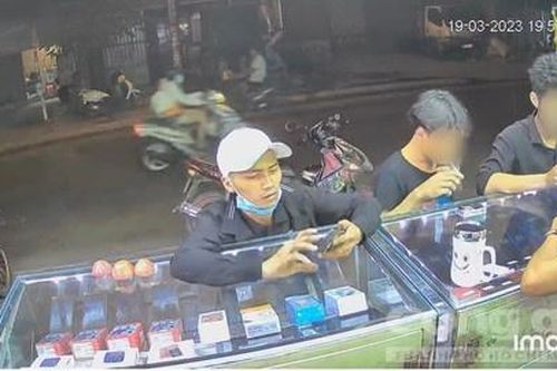 Tạm giữ thanh niên hỏi mua điện thoại rồi giật chạy luôn