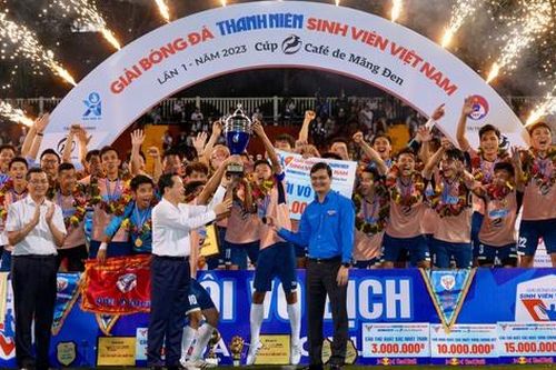 Phó Thủ tướng Lê Minh Khái trao cúp vô địch giải bóng đá Thanh Niên Sinh viên Việt Nam
