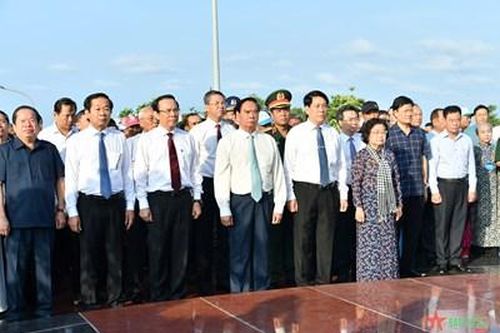 Đại tướng Lương Cường dâng hương, hoa tại Nghĩa trang Liệt sĩ Phú Quốc và Đền thờ Liệt sĩ thành phố Phú Quốc