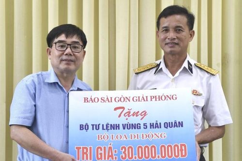Báo Sài Gòn Giải Phóng thăm, tặng quà cán bộ, chiến sĩ Vùng 5 Hải quân
