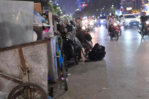 Hà Nội: Các điểm tập kết rác thải tràn ngập lòng đường