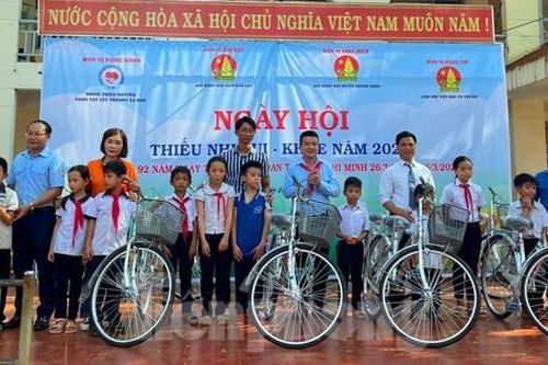 Học sinh khó khăn ở Đắk Lắk được nhận xe đạp và học bổng