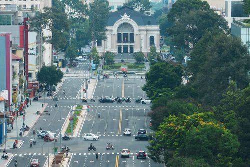 Vỉa hè đường Lê Lợi được đề xuất lắp mái che, bên đối diện rợp bóng cây