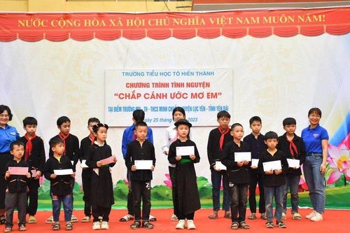 Chắp cánh ước mơ cho các em học sinh vùng cao