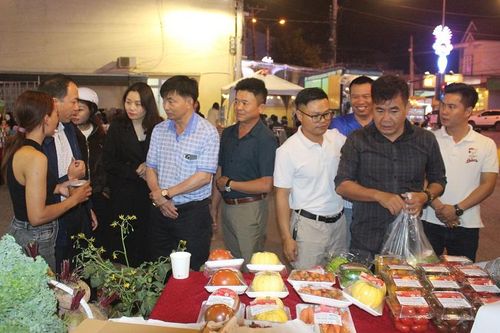 Phiên chợ nông sản hữu cơ hút khách