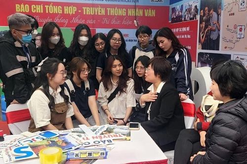Hàng nghìn sinh viên tại Hà Nội tham dự ngày hội việc làm Trường ĐH Khoa học Xã hội và Nhân văn