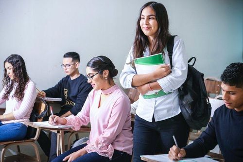 Có nên cấm học sinh nhuộm tóc, ăn mặc phản cảm trong trường học?