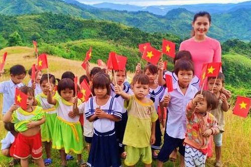 Xin đừng 'ném đá' vào tấm lòng thầy cô