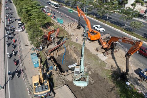 Cấp nước trở lại cho người dân ở TP.HCM sau sự cố vỡ đường ống