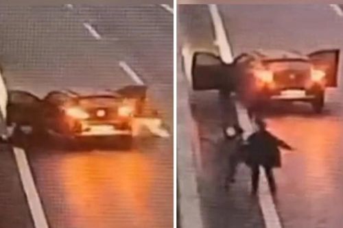 Hai người phụ nữ Trung Quốc ra khỏi xe khi ôtô chưa dừng hẳn