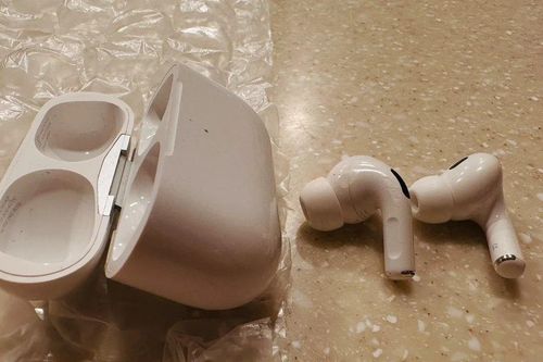 Nữ hành khách tìm thấy AirPods để quên trên máy bay ở nơi không ngờ