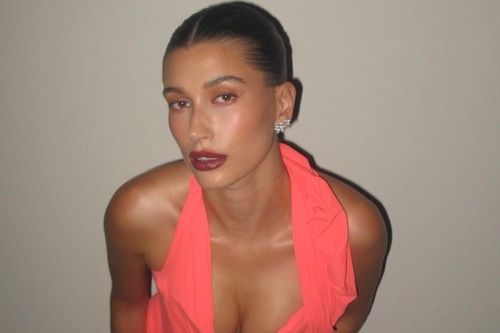 Tài sản của Hailey Bieber tăng 10 lần