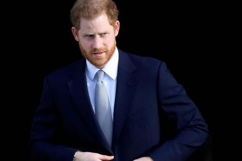 Bắt đầu xét xử vụ Hoàng tử Harry và ca sỹ Elton John kiện hãng tin Anh