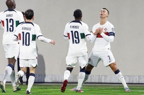 Ronaldo 'khoe' kiểu ăn mừng mới khi ghi bàn vào lưới Luxembourg