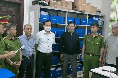 Khởi tố hai đăng kiểm viên 'phù phép' hồ sơ hoán cải tàu