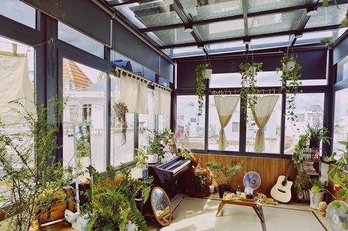 Căn phòng áp mái decor màu vàng và gỗ, ngập tràn năng lượng tươi mới