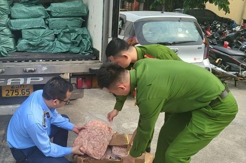 Phát hiện 2 tấn chân gà rút xương đông lạnh có dấu hiệu vi phạm