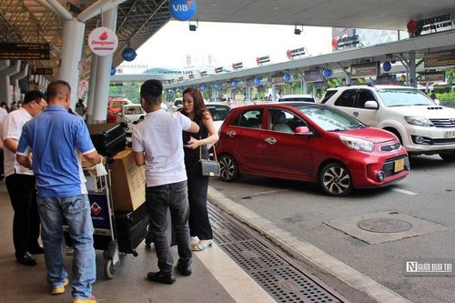 Sân bay Tân Sơn Nhất tăng phí taxi, hành khách ngán ngẩm khi bắt xe