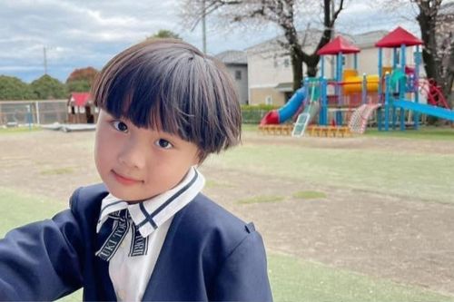 Mới ngày nào còn đợi mẹ nhắc 'Sa chào cô chú đi con', bé Sa nhà Quỳnh Trần JP nay đã tốt nghiệp mẫu giáo