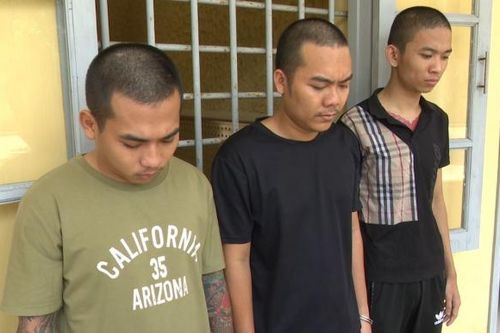 Phát hiện con nợ đang ăn, chủ nợ cùng 'bạn' bắt luôn về nhà