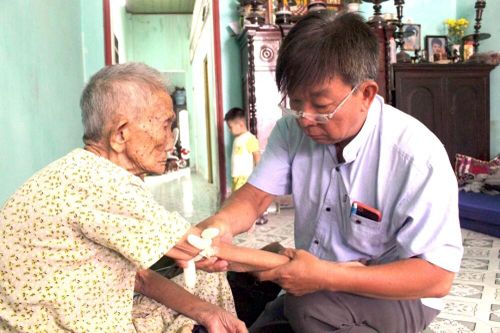 Bác sĩ khám dạo ở xã đảo Thạnh An: Gần 20 năm rồi, giờ tôi không muốn rời đi nữa