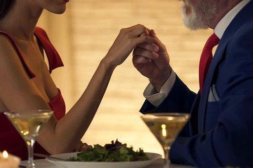Tìm thấy ham muốn của mình khi gặp người đàn ông hơn 22 tuổi
