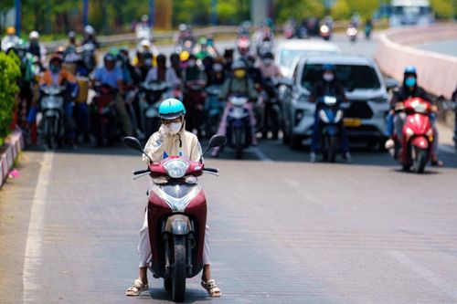Người dân TP.HCM trong đợt nắng nóng 36 độ C