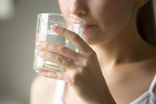 Điều gì sẽ xảy ra với cơ thể nếu không uống nước 1 ngày?