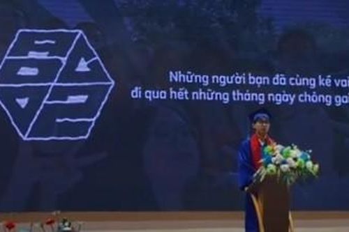 Tân thủ khoa Đại học Kinh tế TPHCM đọc rap trong lễ tốt nghiệp